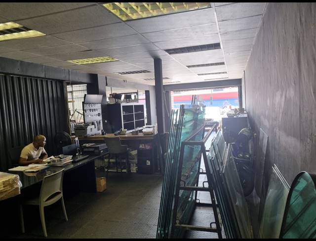 300M² WAREHOUSE TO LET IN VINTONIA